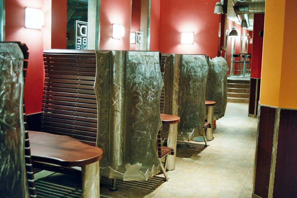 CAFÉ BAR D´BENIS vista de pasillo con asientos y mesas