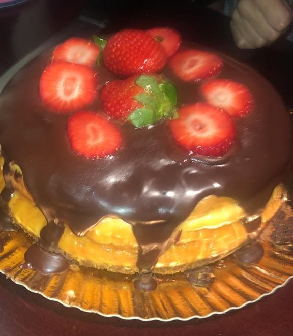 CAFÉ BAR D´BENIS tarta de fresas y chocolate